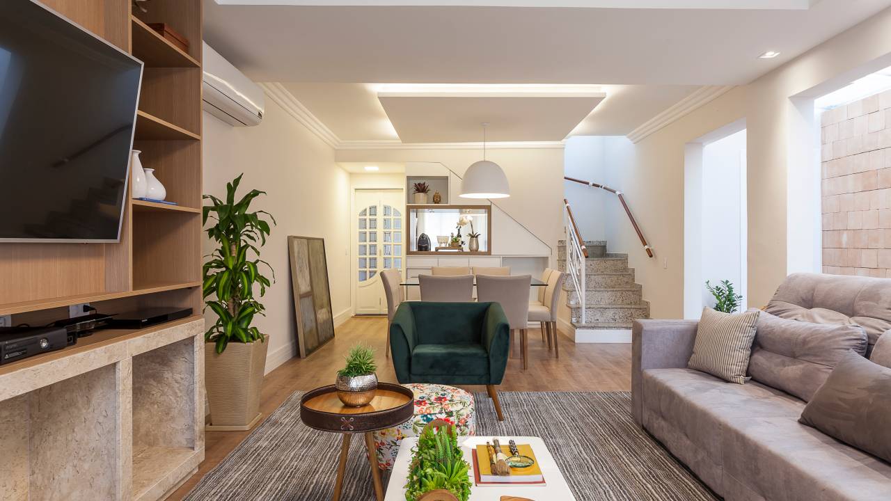 Casa de 150 m² tem lareira ecológica desenhada sob medida em mármore. Projeto de RMV Interiores.