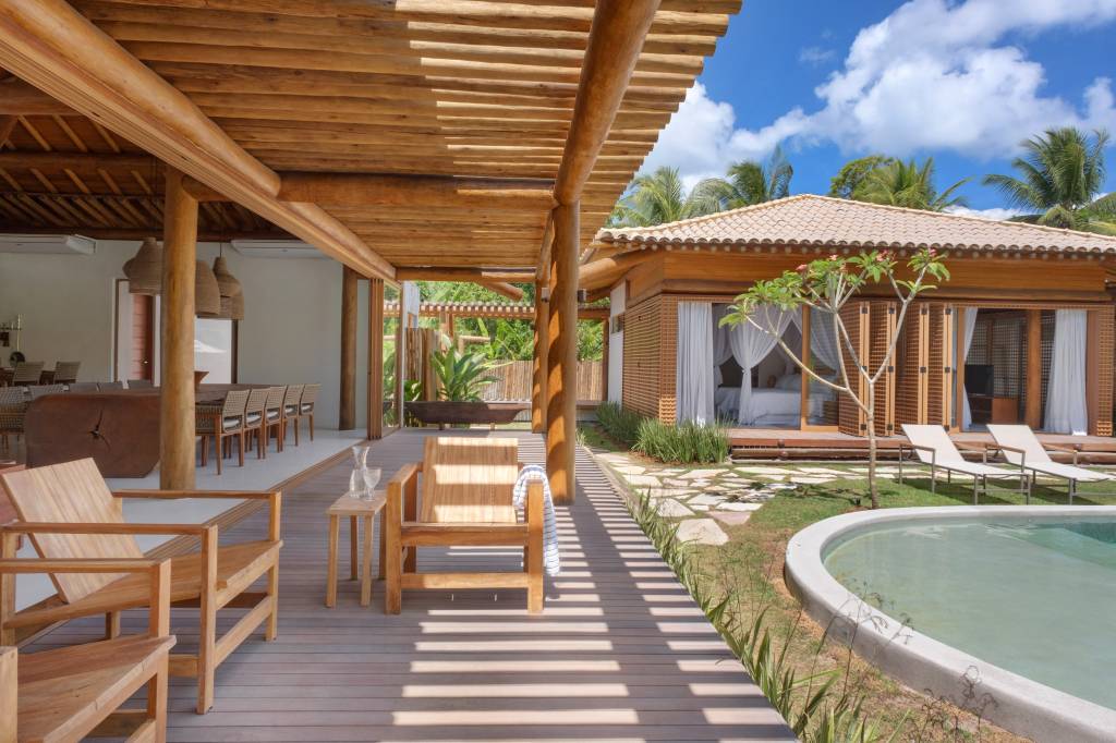 Casa de praia térrea é dividida em 5 módulos e tem decoração rústica. Projeto de DB Arquitetos.