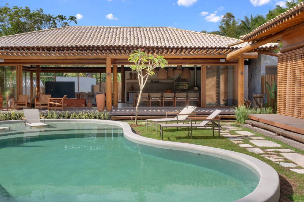 Casa de praia térrea é dividida em 5 módulos e tem decoração rústica. Projeto de DB Arquitetos.