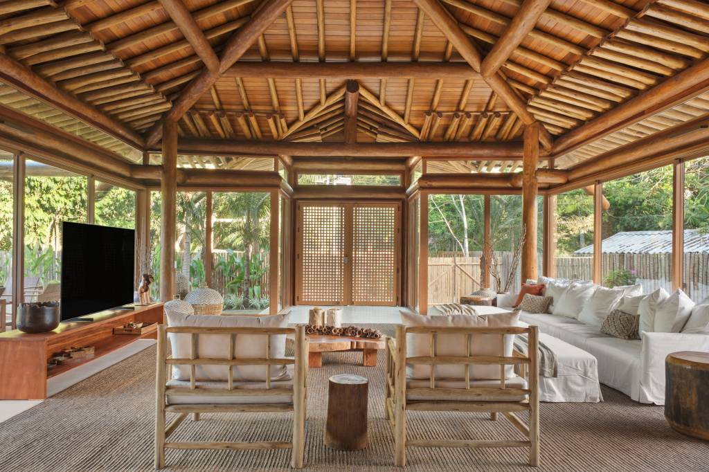 Casa de praia térrea é dividida em 5 módulos e tem decoração rústica. Projeto de DB Arquitetos.