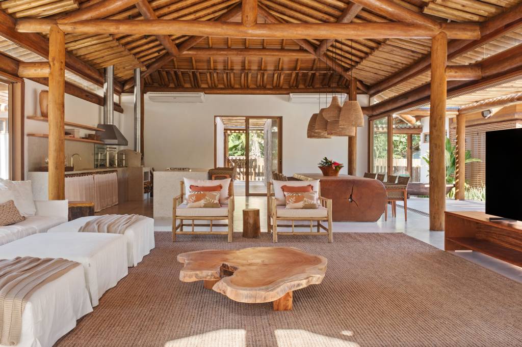 Casa de praia térrea é dividida em 5 módulos e tem decoração rústica. Projeto de DB Arquitetos.