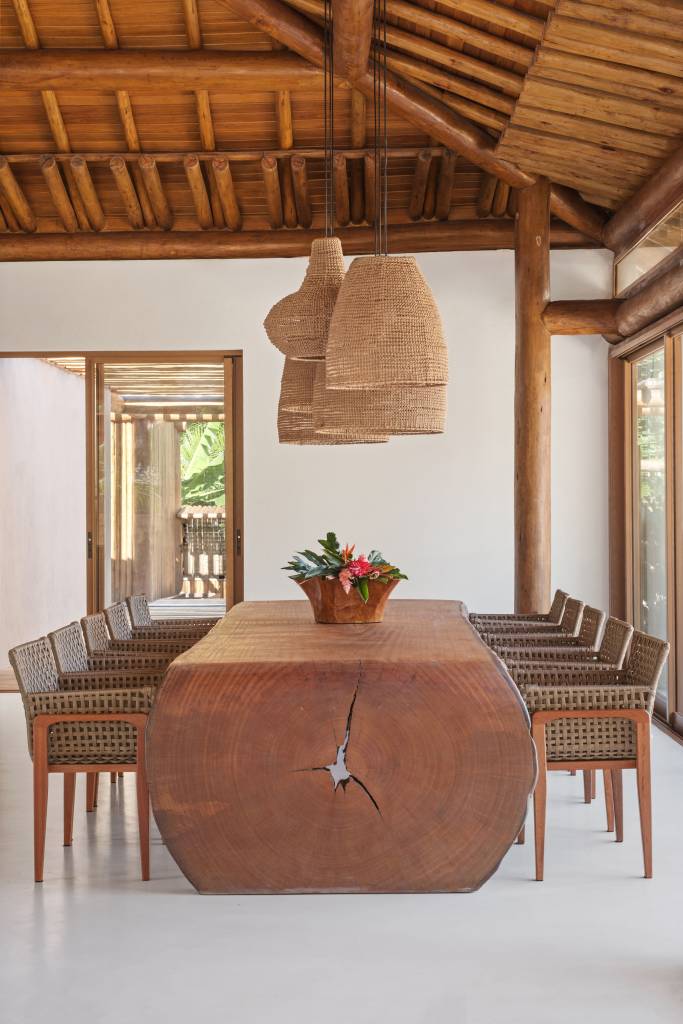 Casa de praia térrea é dividida em 5 módulos e tem decoração rústica. Projeto de DB Arquitetos.
