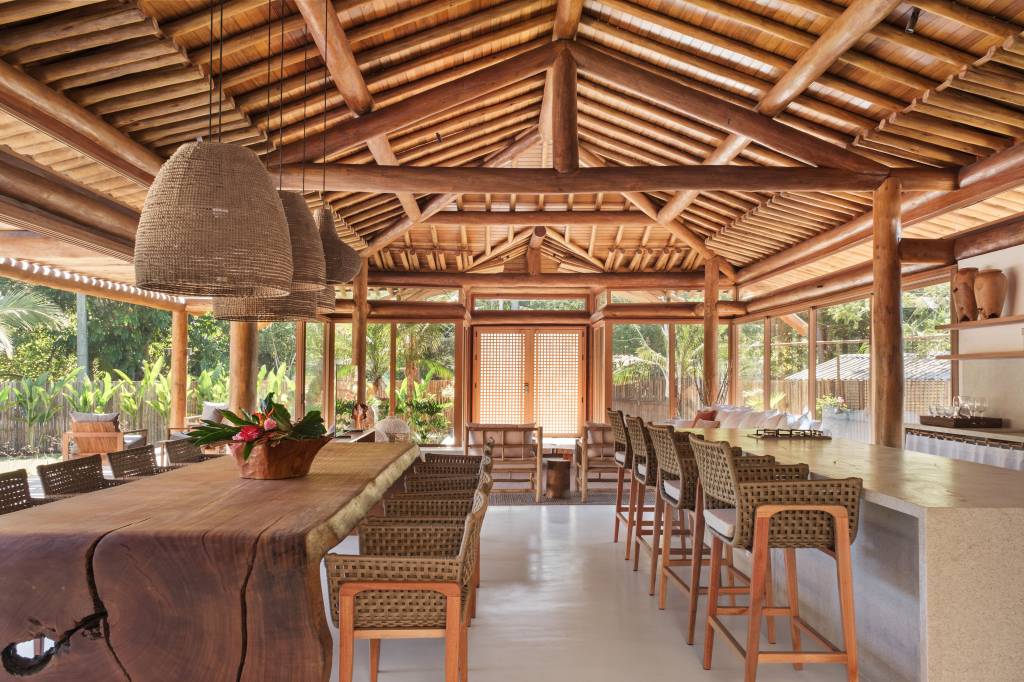 Casa de praia térrea é dividida em 5 módulos e tem decoração rústica. Projeto de DB Arquitetos.