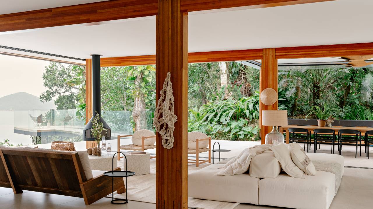 Casa envolta pela Mata Atlântica tem estrutura em madeira laminada colada. Projeto de Patricia Martinez Arquitetura.