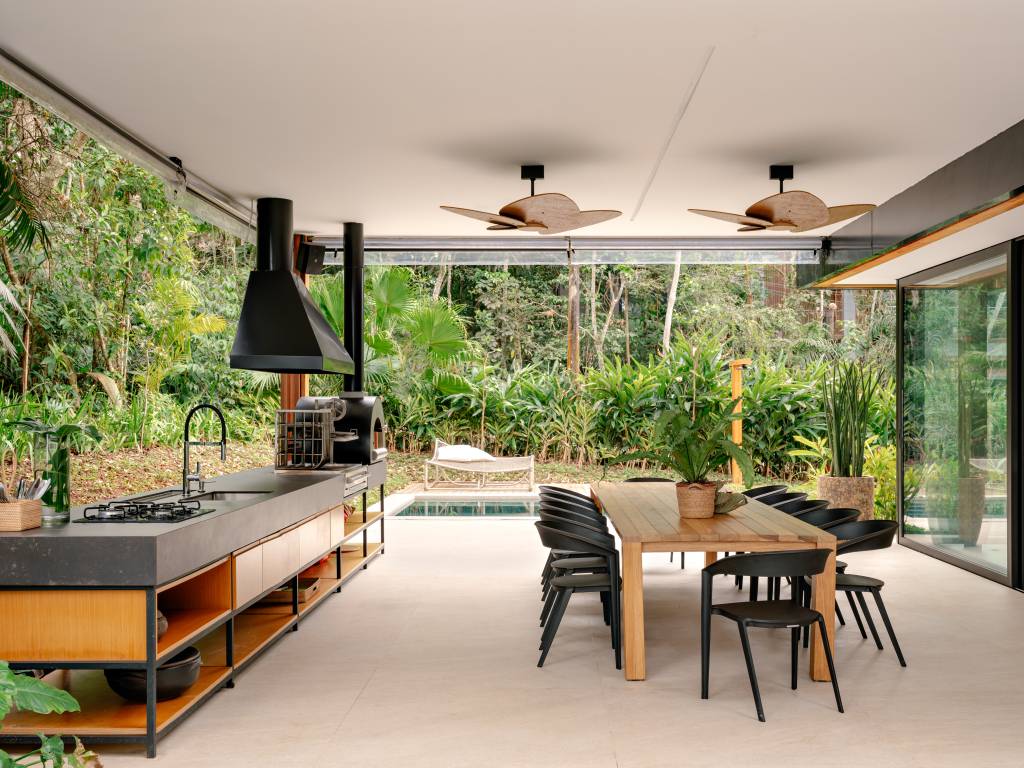 Casa envolta pela Mata Atlântica tem estrutura em madeira laminada colada. Projeto de Patricia Martinez Arquitetura.