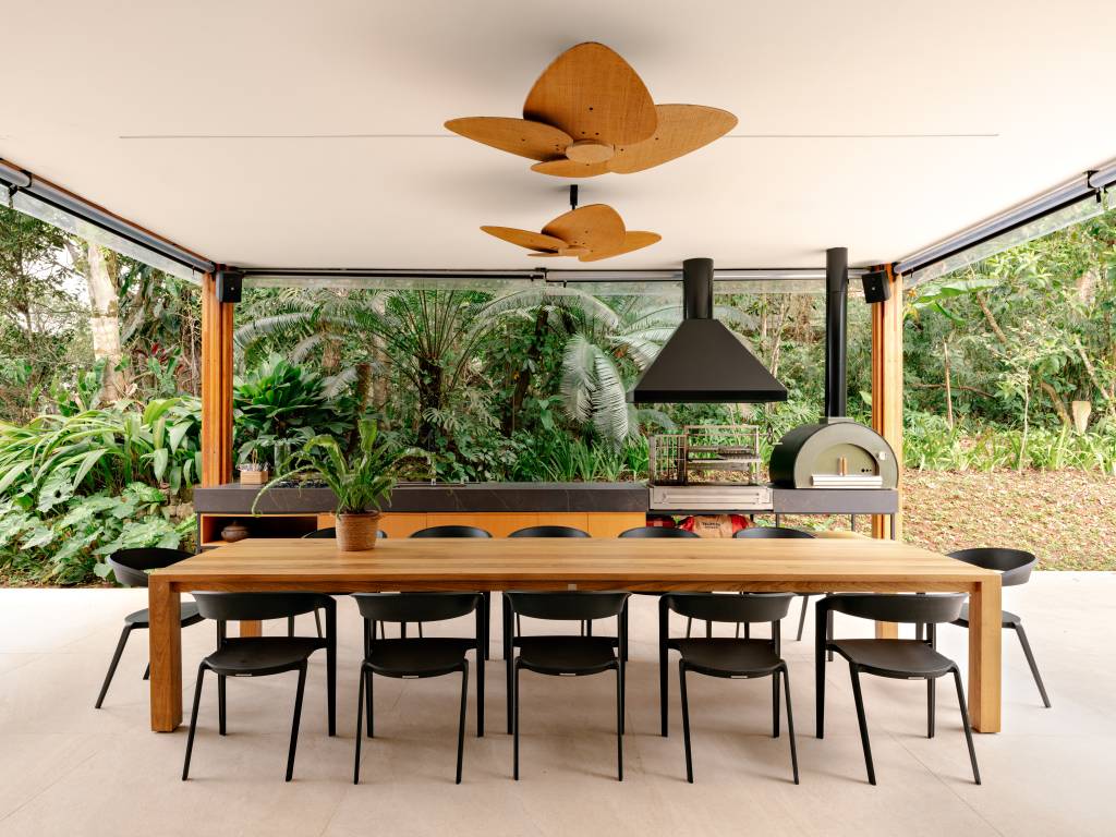 Casa envolta pela Mata Atlântica tem estrutura em madeira laminada colada. Projeto de Patricia Martinez Arquitetura.