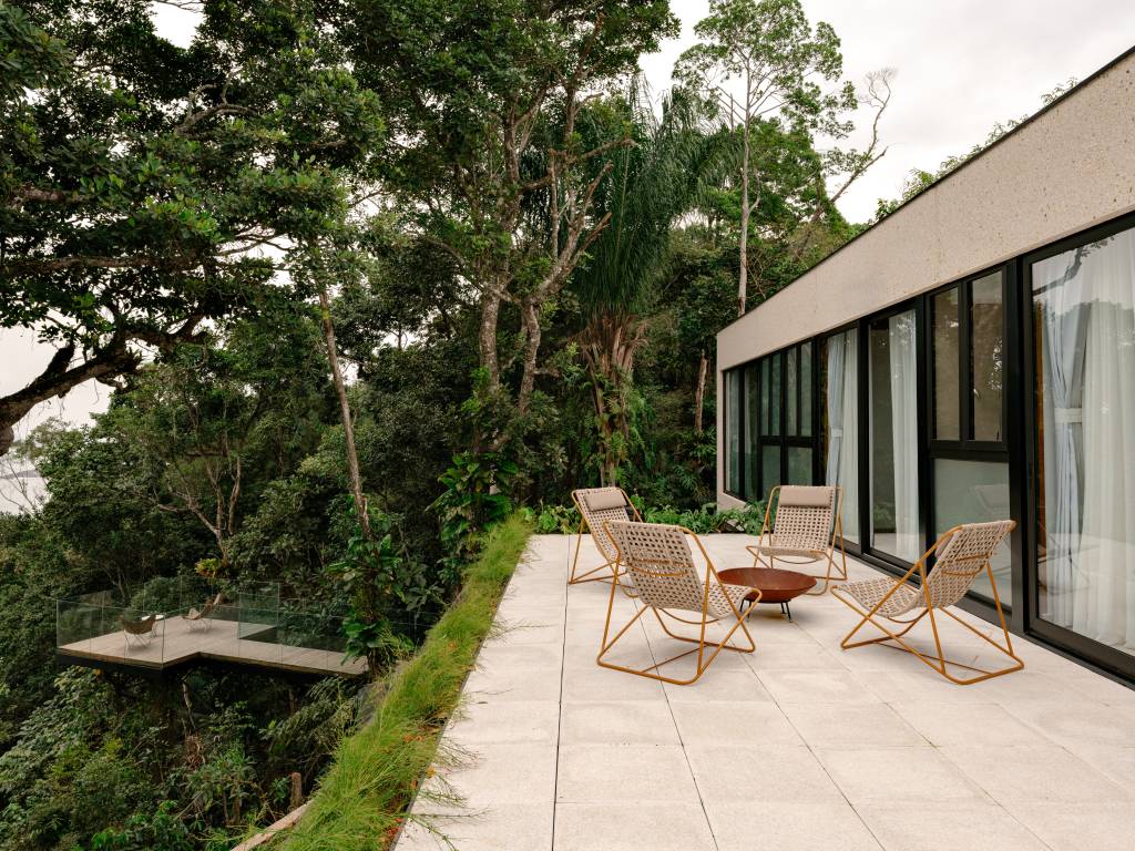 Casa envolta pela Mata Atlântica tem estrutura em madeira laminada colada. Projeto de Patricia Martinez Arquitetura.