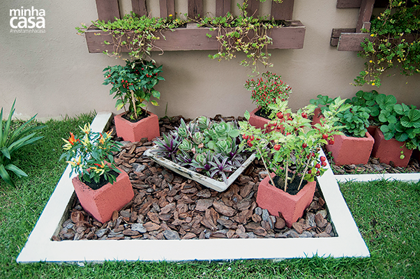 Horta em casa: jardim foi criado com blocos de concreto