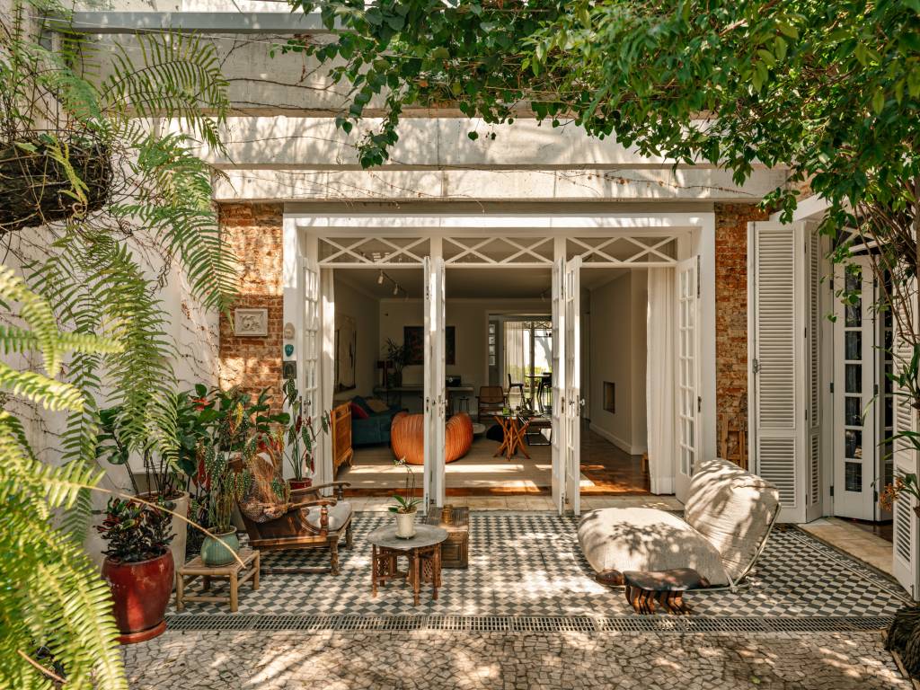 Linda casa térrea tem jardim interno, tijolinhos e banheiro com pastilhas