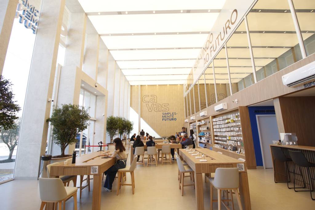 Loja construída em light steel frame tem pé-direito triplo de 9 m e Aço XCarb