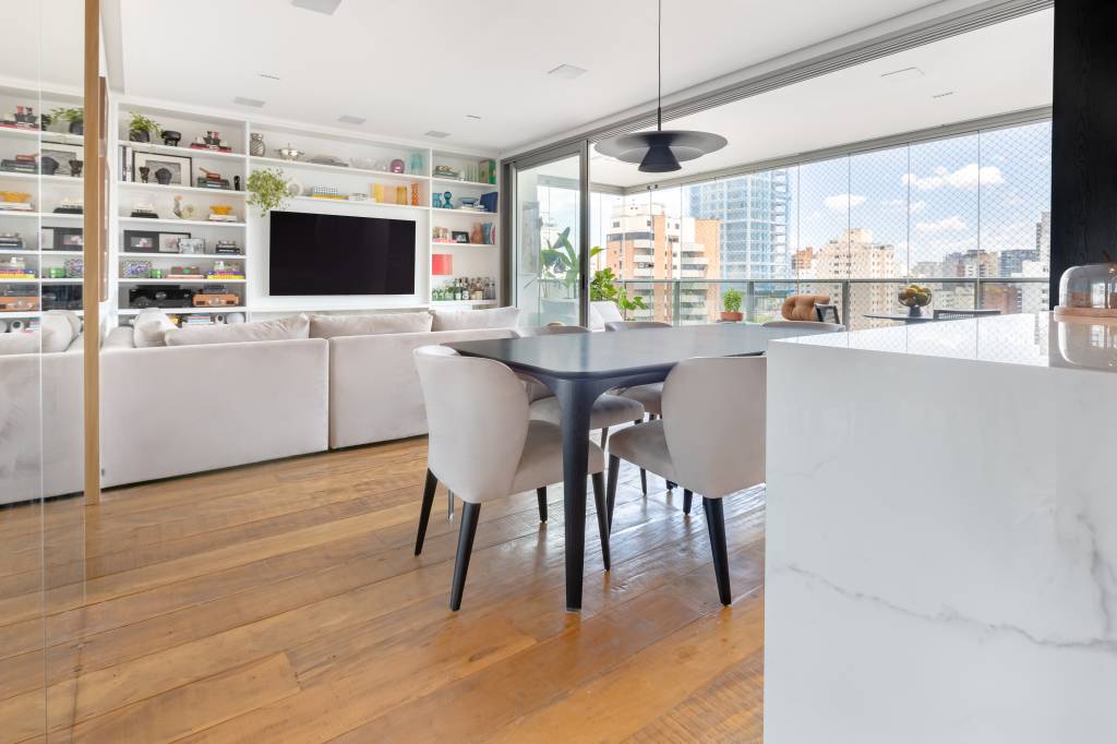 Madeira de demolição se destaca entre os materiais deste apartamento