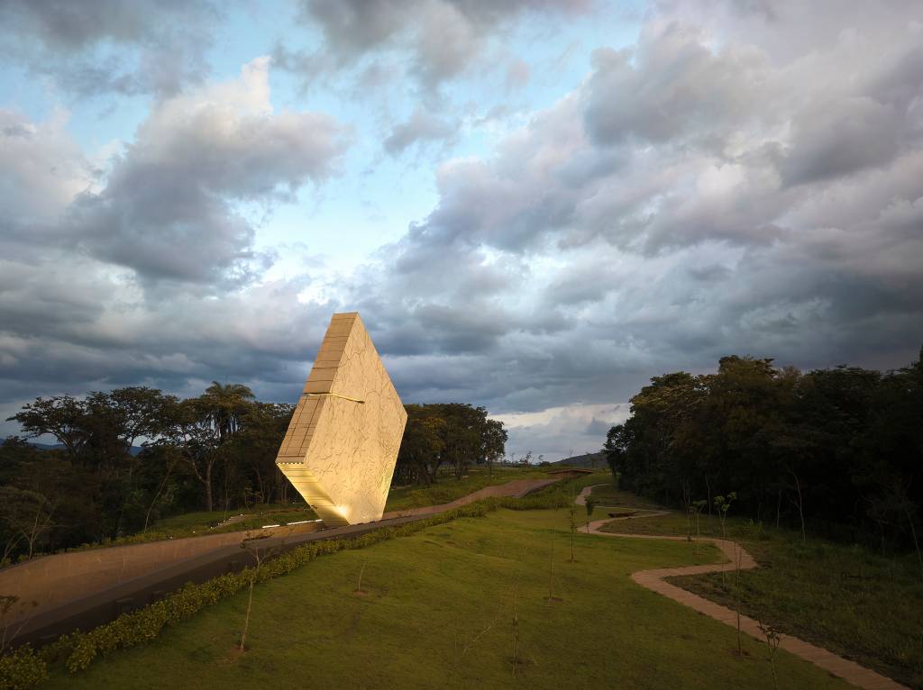 Memorial Brumadinho propõe reflexão e ressignificação do local da tragédia. Projeto de Gustavo Penna Arquitetos Associados.