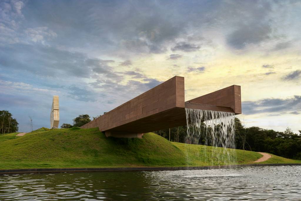 Memorial Brumadinho propõe reflexão e ressignificação do local da tragédia. Projeto de Gustavo Penna Arquitetos Associados.