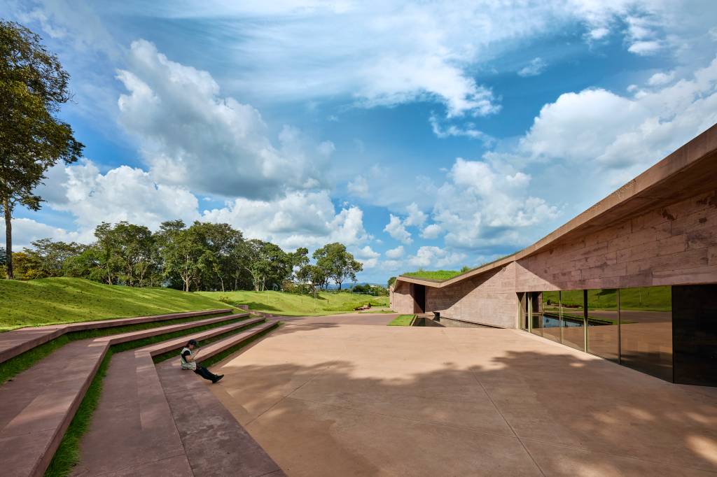 Memorial Brumadinho propõe reflexão e ressignificação do local da tragédia. Projeto de Gustavo Penna Arquitetos Associados.
