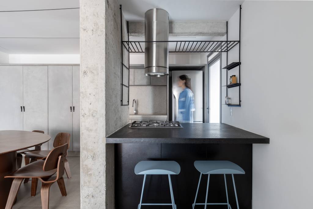 Minimalismo e cinza: apartamento de 100 m² ganha atmosfera urbana. Projeto de Natalia Minas, do Nati Minas & Studio, e Gabriela Mestriner, do Flipê Arquitetura.