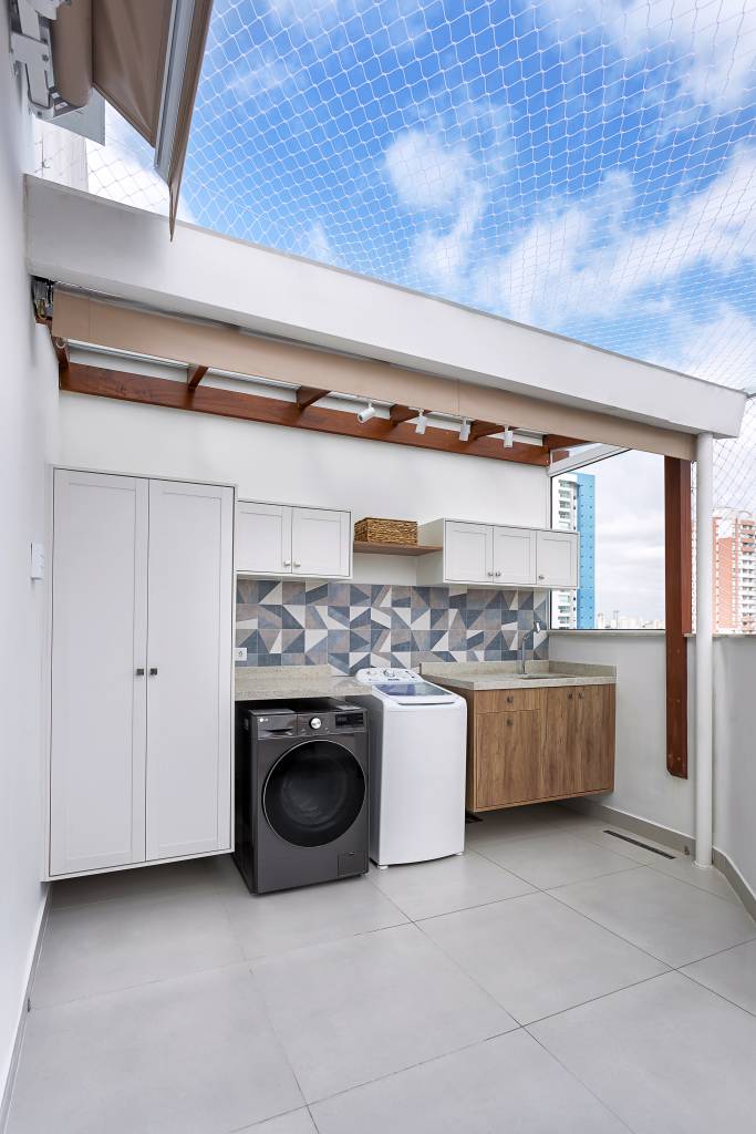 Reforma cria cômodo com home office e closet em tons de rosa. Projeto de RMV Interiores.