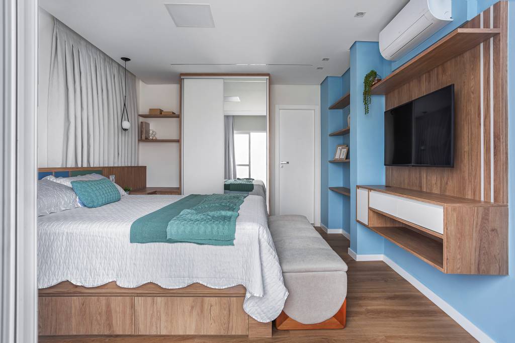 Reforma cria cômodo com home office e closet em tons de rosa. Projeto de RMV Interiores.