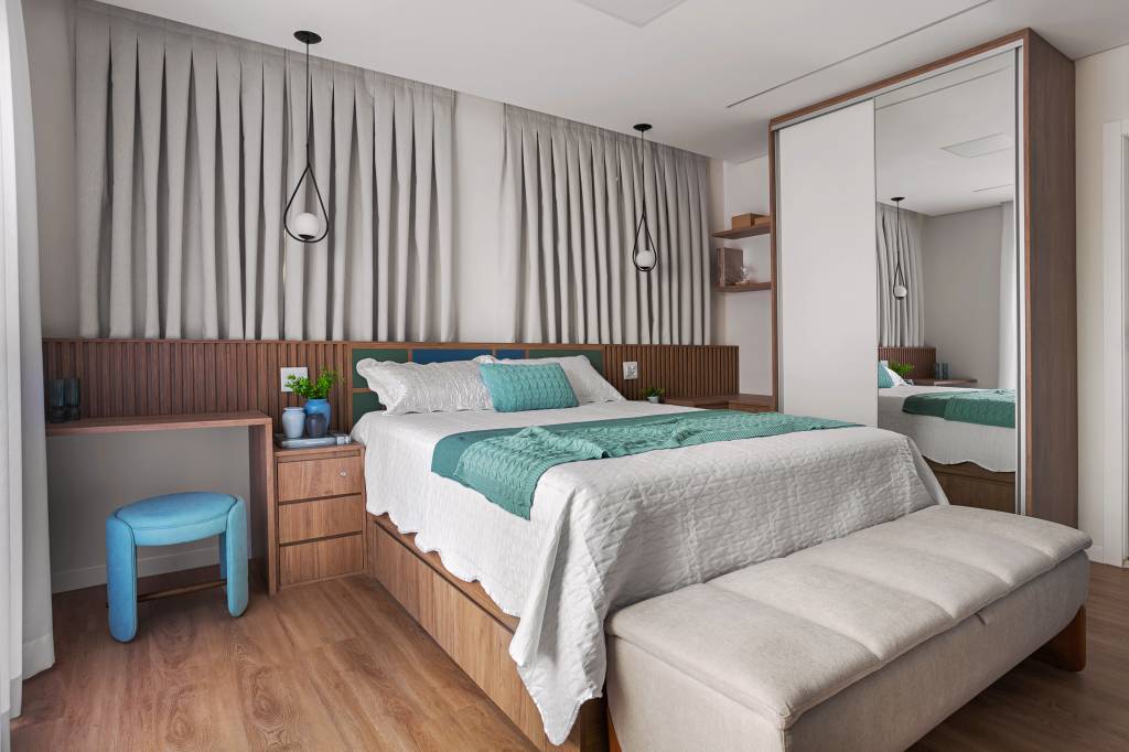 Reforma cria cômodo com home office e closet em tons de rosa. Projeto de RMV Interiores.