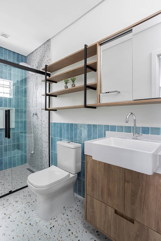 Reforma cria cômodo com home office e closet em tons de rosa. Projeto de RMV Interiores.