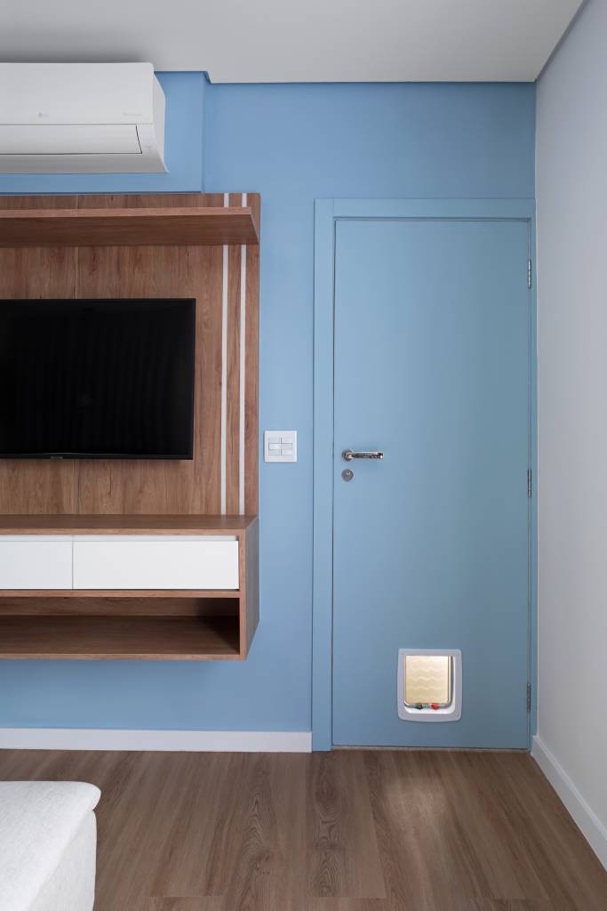 Reforma cria cômodo com home office e closet em tons de rosa. Projeto de RMV Interiores.