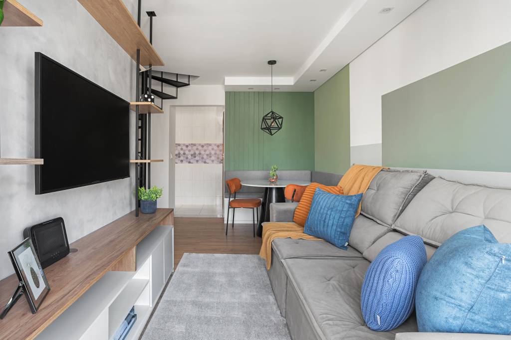 Reforma cria cômodo com home office e closet em tons de rosa