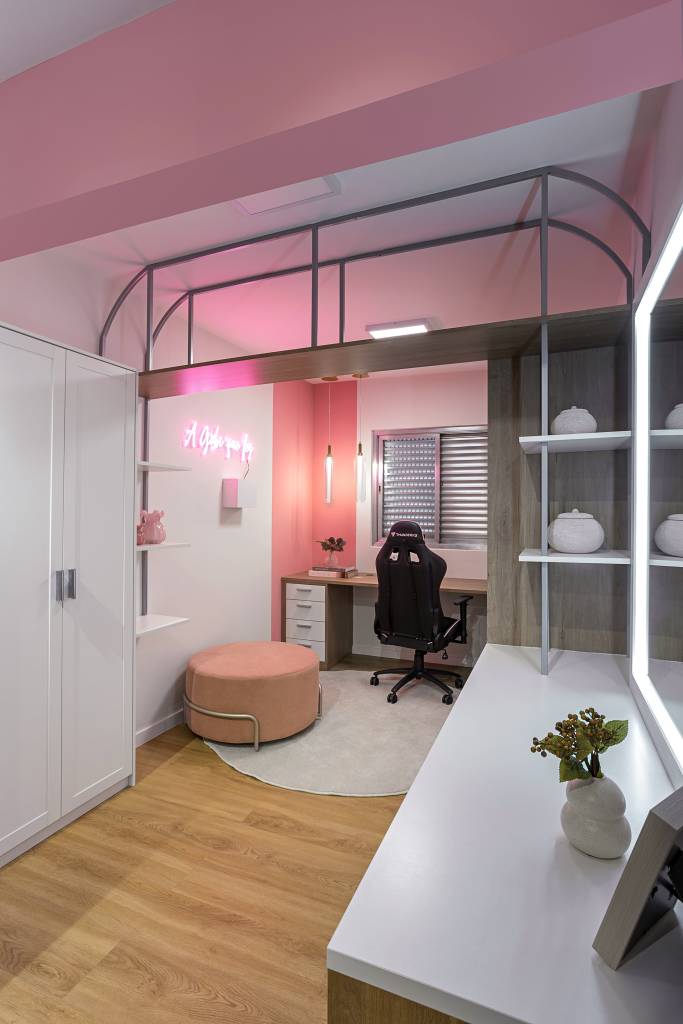 Reforma cria cômodo com home office e closet em tons de rosa. Projeto de RMV Interiores.