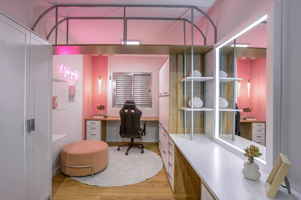 Reforma cria cômodo com home office e closet em tons de rosa. Projeto de RMV Interiores.