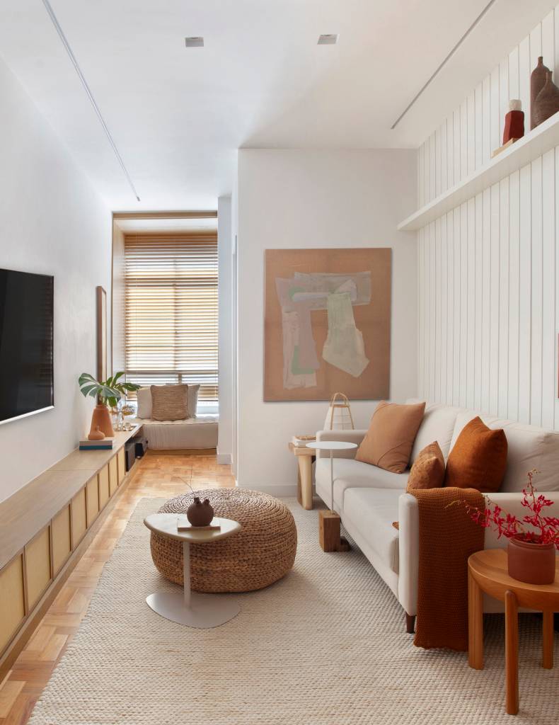 Reforma transforma quarto em suíte e cria cantos de relaxamento em apê de 57 m². Projeto de StudioDuas Arquitetura.