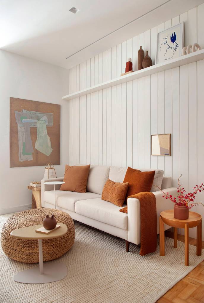 Reforma transforma quarto em suíte e cria cantos de relaxamento em apê de 57 m². Projeto de StudioDuas Arquitetura.