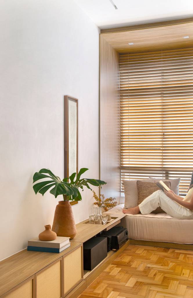 Reforma transforma quarto em suíte e cria cantos de relaxamento em apê de 57 m². Projeto de StudioDuas Arquitetura.