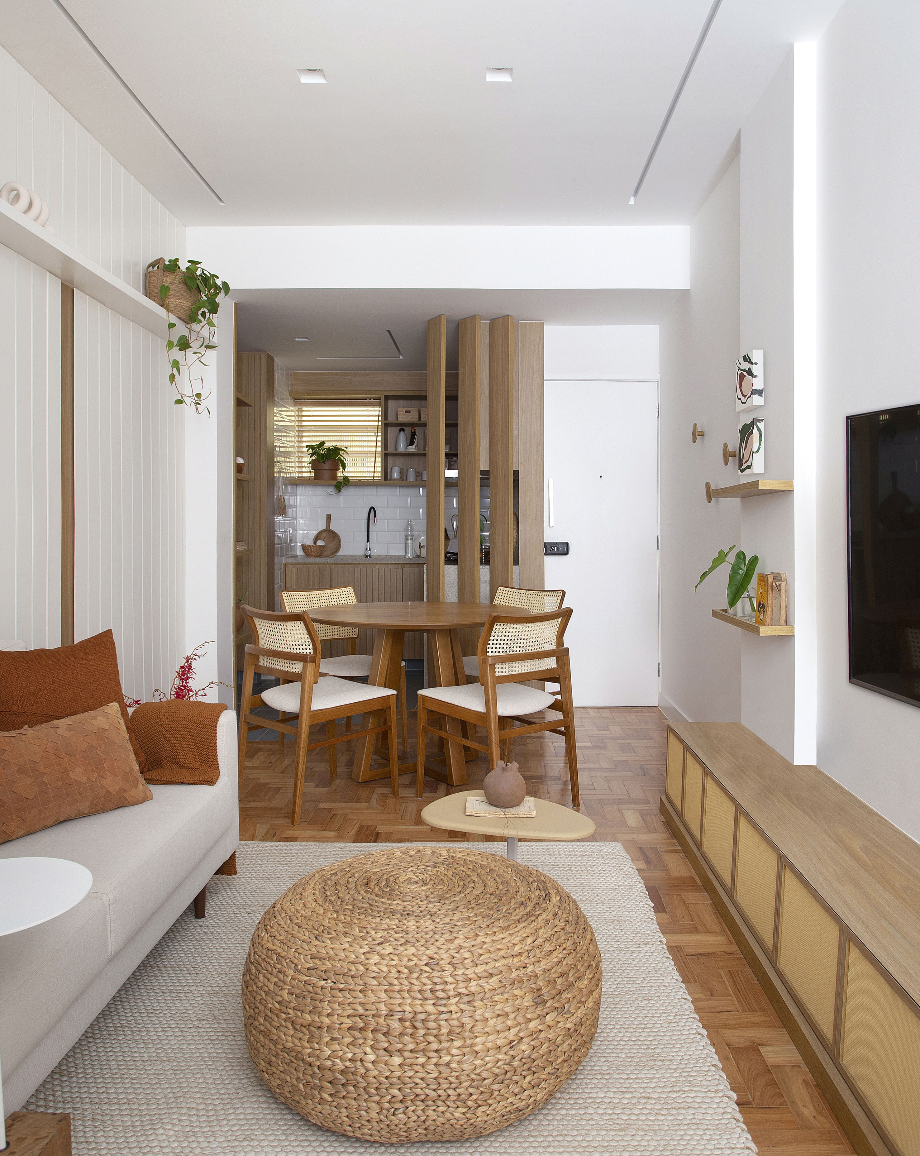 Reforma transforma quarto em suíte e cria cantos de relaxamento em apê de 57 m². Projeto de StudioDuas Arquitetura.