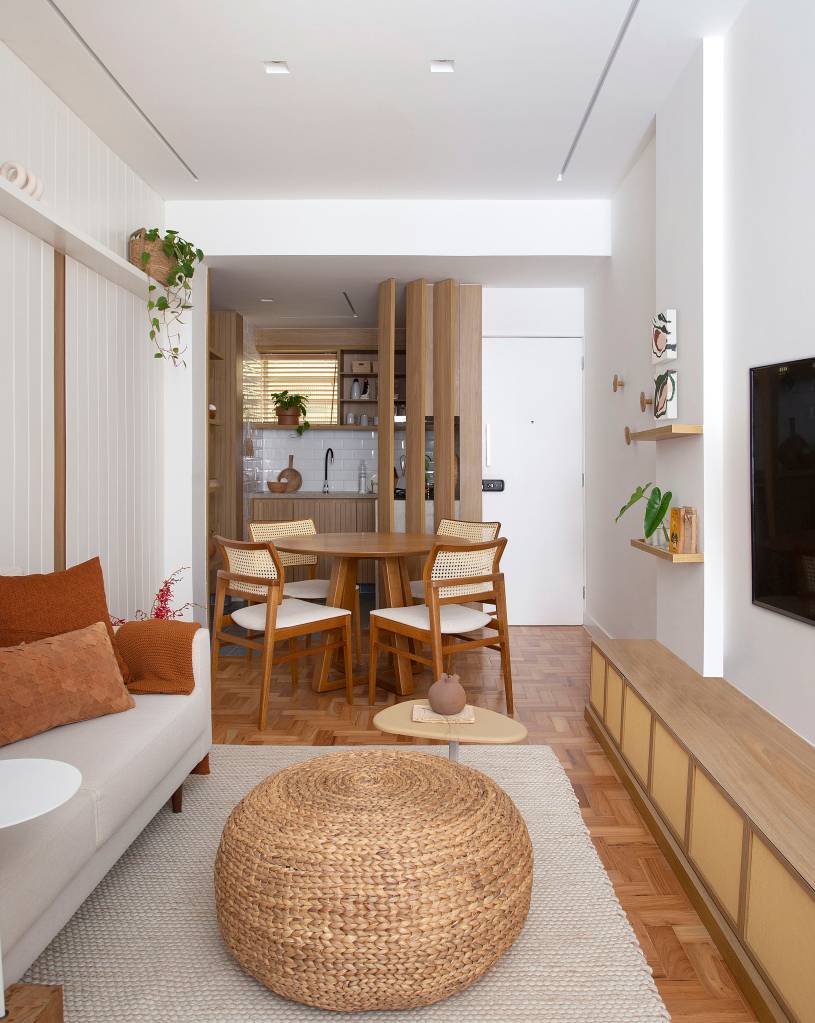 Reforma transforma quarto em suíte e cria cantos de relaxamento em apê de 57 m². Projeto de StudioDuas Arquitetura.