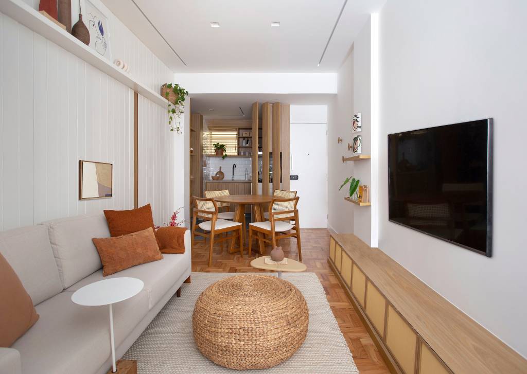 Reforma transforma quarto em suíte e cria cantos de relaxamento em apê de 57 m². Projeto de StudioDuas Arquitetura.
