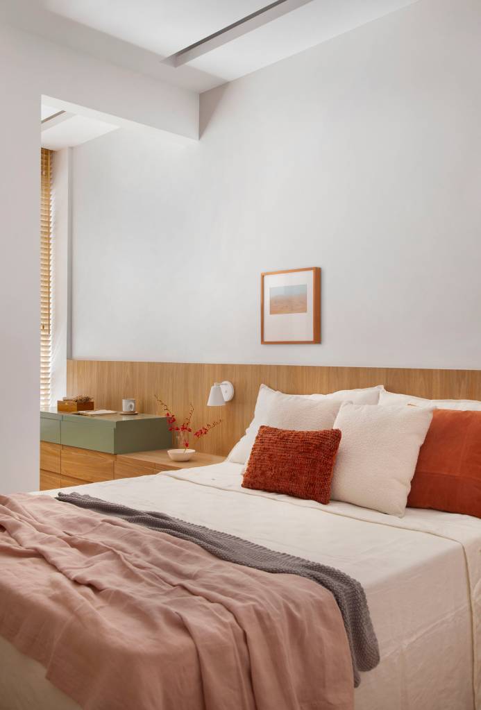 Reforma transforma quarto em suíte e cria cantos de relaxamento em apê de 57 m². Projeto de StudioDuas Arquitetura.
