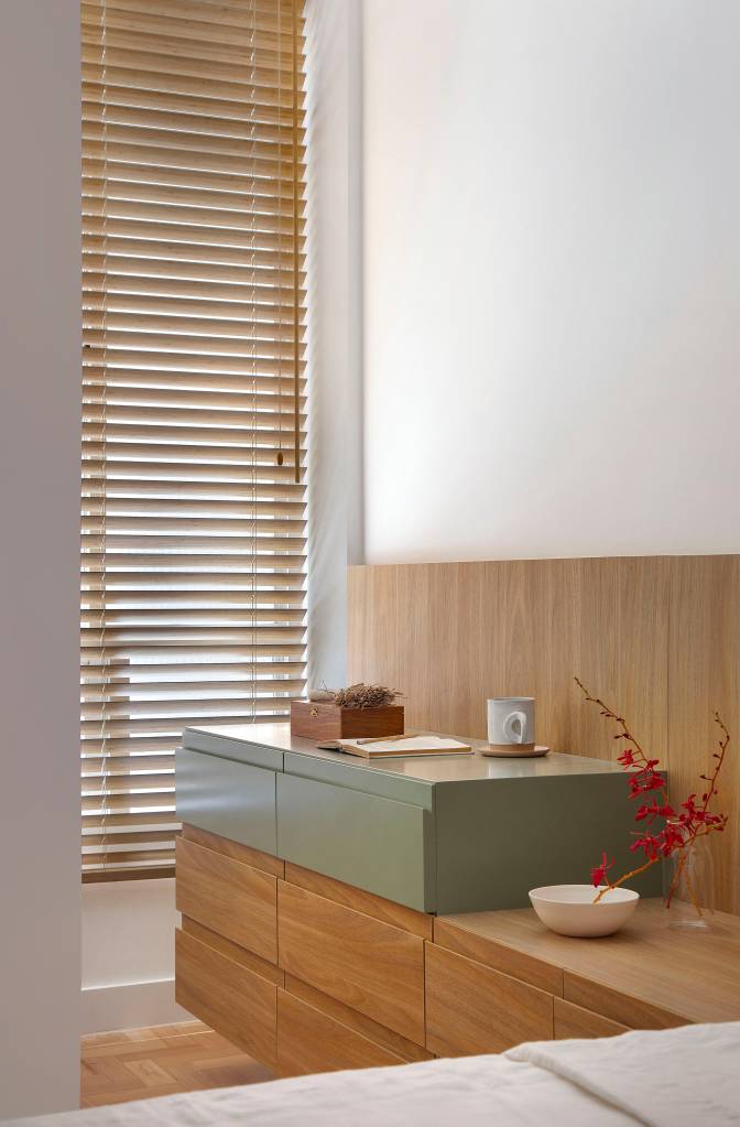 Reforma transforma quarto em suíte e cria cantos de relaxamento em apê de 57 m². Projeto de StudioDuas Arquitetura.