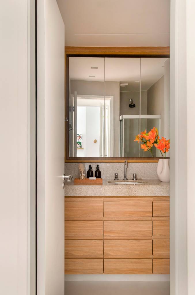 Reforma transforma quarto em suíte e cria cantos de relaxamento em apê de 57 m². Projeto de StudioDuas Arquitetura.