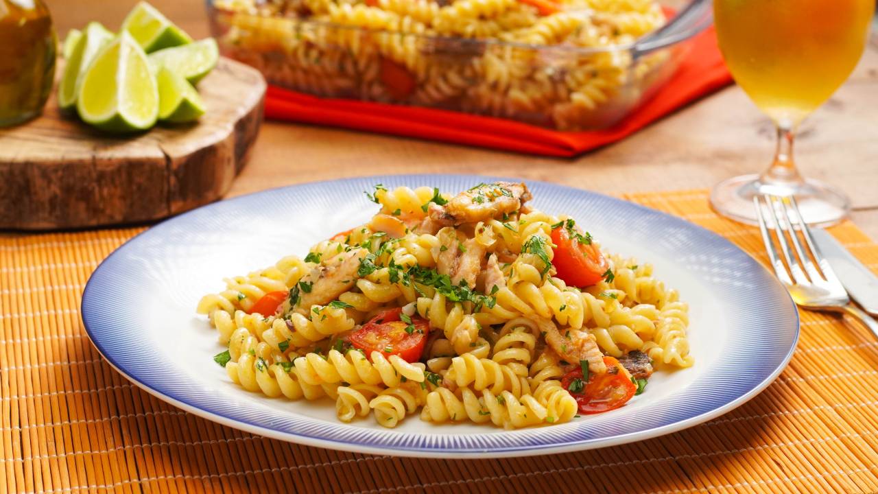 Simples e gostoso: receita de macarrão com sardinha