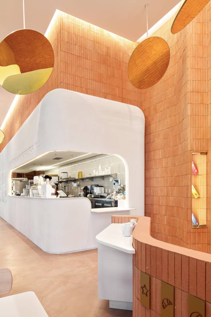 Tons terrosos e toques de dourado aquecem os interiores do We Coffee. Projeto de Pitá Arquitetura.