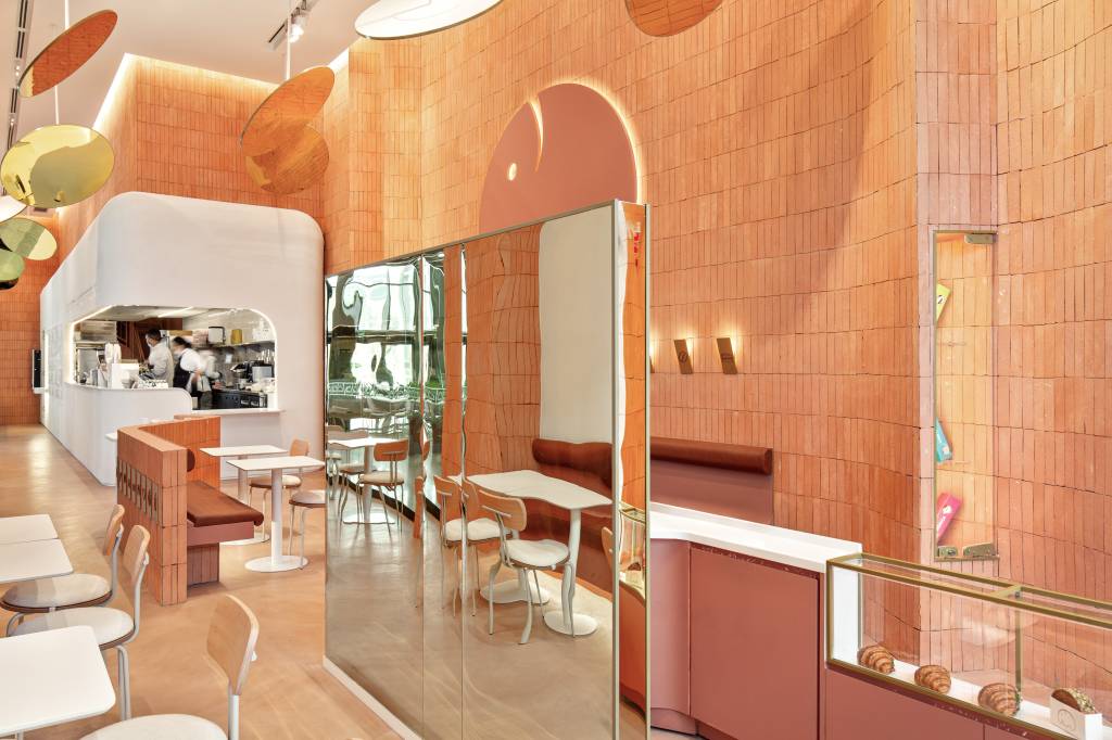 Tons terrosos e toques de dourado aquecem os interiores do We Coffee. Projeto de Pitá Arquitetura.