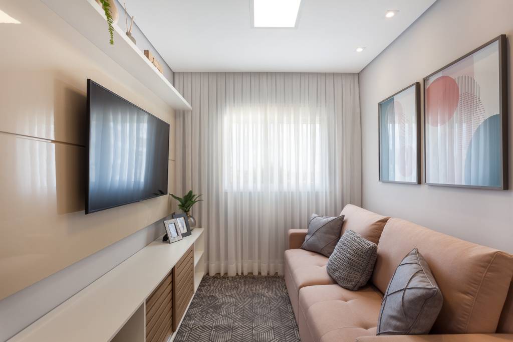 Varanda de apartamento tem serralheria preta com nichos e rede amarela. Projeto de RMV Interiores.