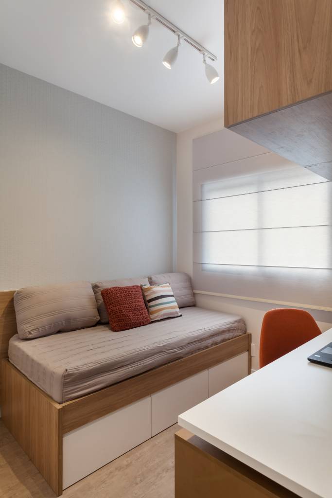Varanda de apartamento tem serralheria preta com nichos e rede amarela. Projeto de RMV Interiores.