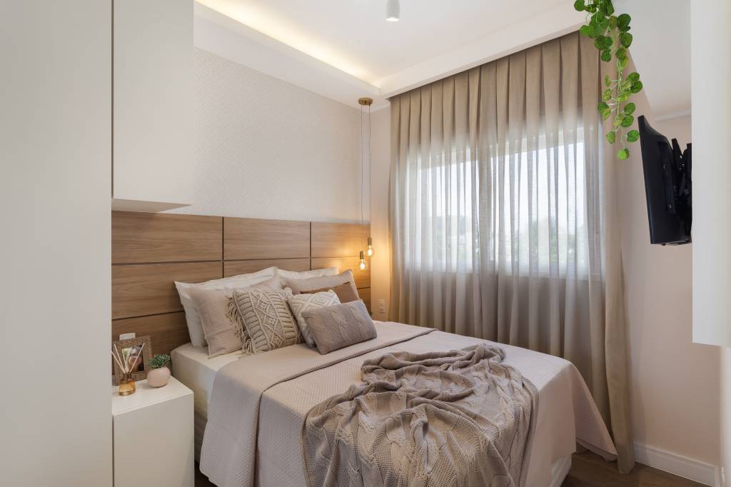 Varanda de apartamento tem serralheria preta com nichos e rede amarela. Projeto de RMV Interiores.
