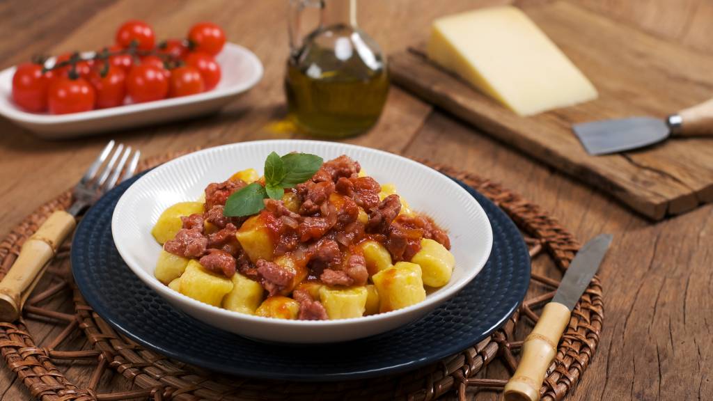 3 receitas de outono para celebrar a estação! Na foto, Nhoque de mandioquinha com ragu de linguiça.