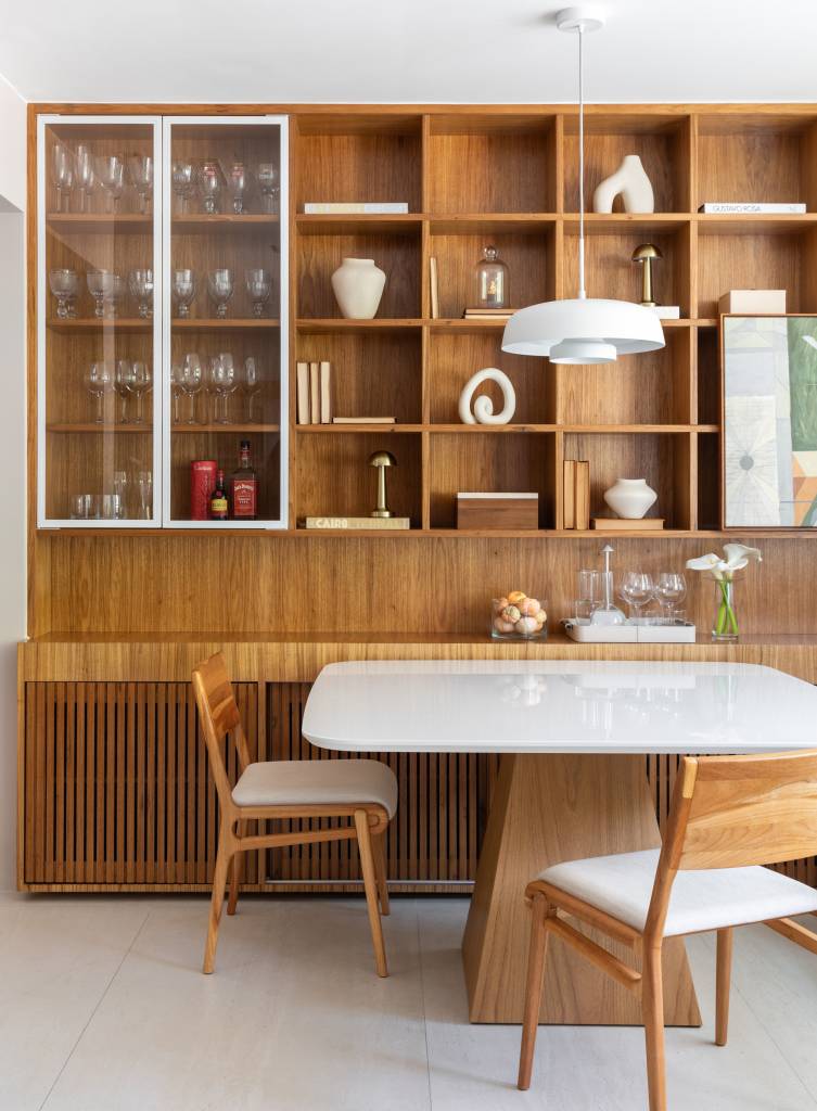 Apê tem estante tipo colmeia que abriga 15 nichos e cristaleira. Projeto de Ikeda Arquitetura. Na foto, estante com 15 nichos.