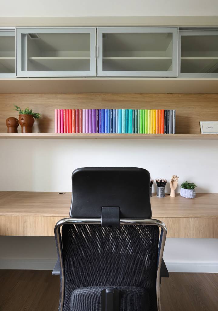Armários em laca azul se destacam na cozinha deste apartamento. Projeto de RMV Interiores. Na foto, espaço de home office.