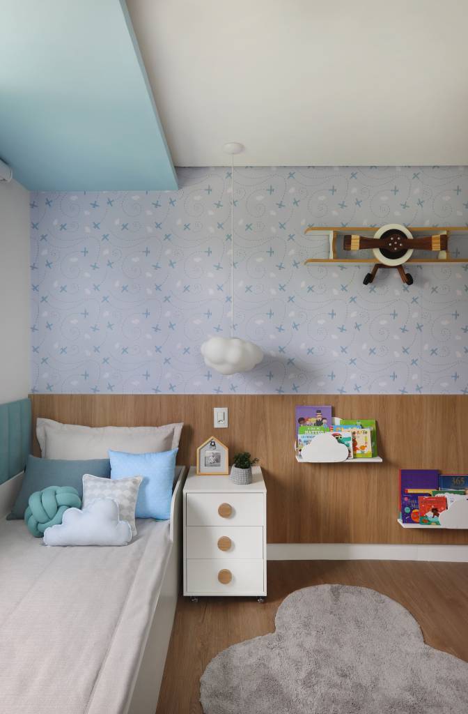 Armários em laca azul se destacam na cozinha deste apartamento. Projeto de RMV Interiores. Na foto, quarto infantil com diversos pontos de cor.