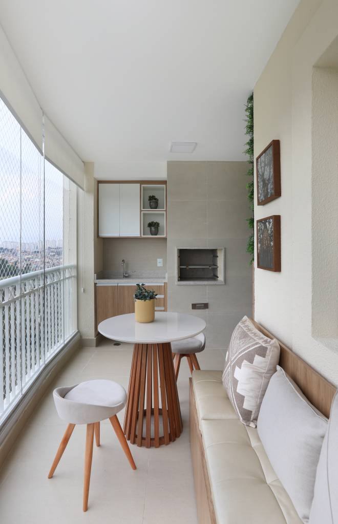 Armários em laca azul se destacam na cozinha deste apartamento. Projeto de RMV Interiores. Na foto, varanda com espaço para receber.