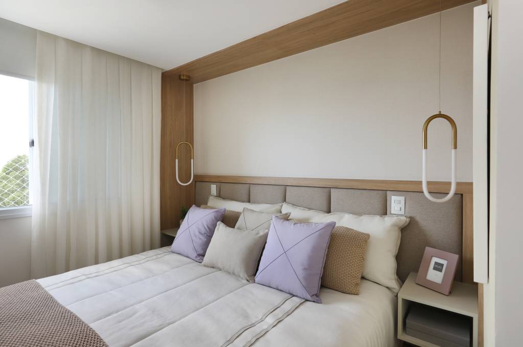 Armários em laca azul se destacam na cozinha deste apartamento. Projeto de RMV Interiores. Na foto, quarto de casal com almofadas coloridas.