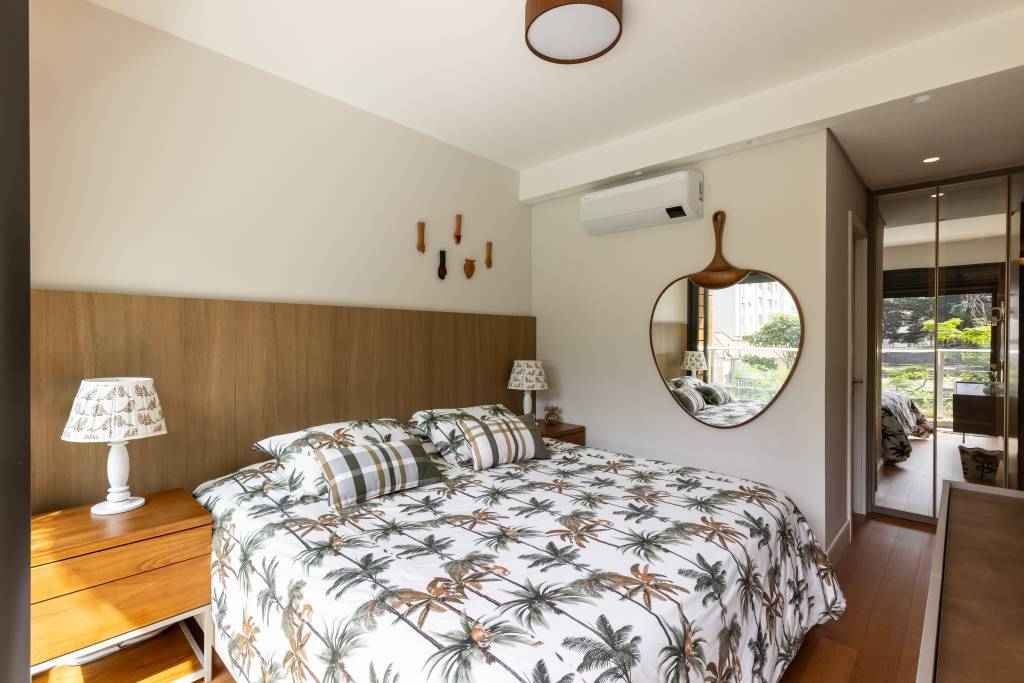 Arquiteta projeta o próprio apartamento e aposta em diferentes revestimentos. Projeto de Elisa Maretti. Na foto, quarto com roupa de cama estampada.