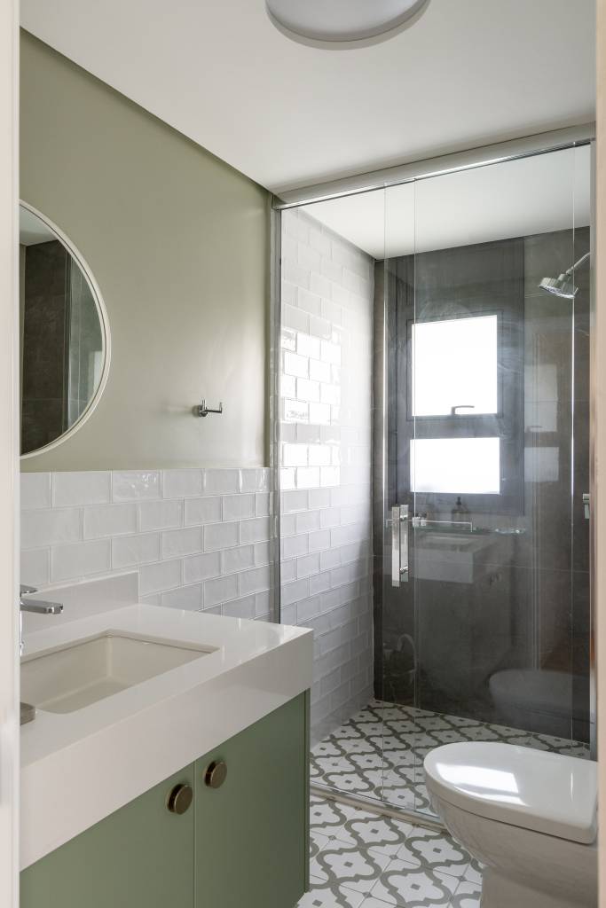 Arquiteta projeta o próprio apartamento e aposta em diferentes revestimentos. Projeto de Elisa Maretti. Na foto, banheiro com detalhes em verde.
